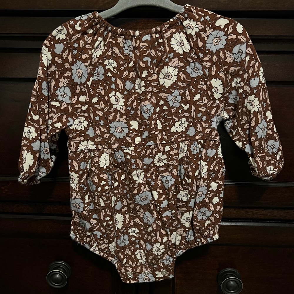 Rylee + Cru Long Sleeve Romper - Picture 2 of 4